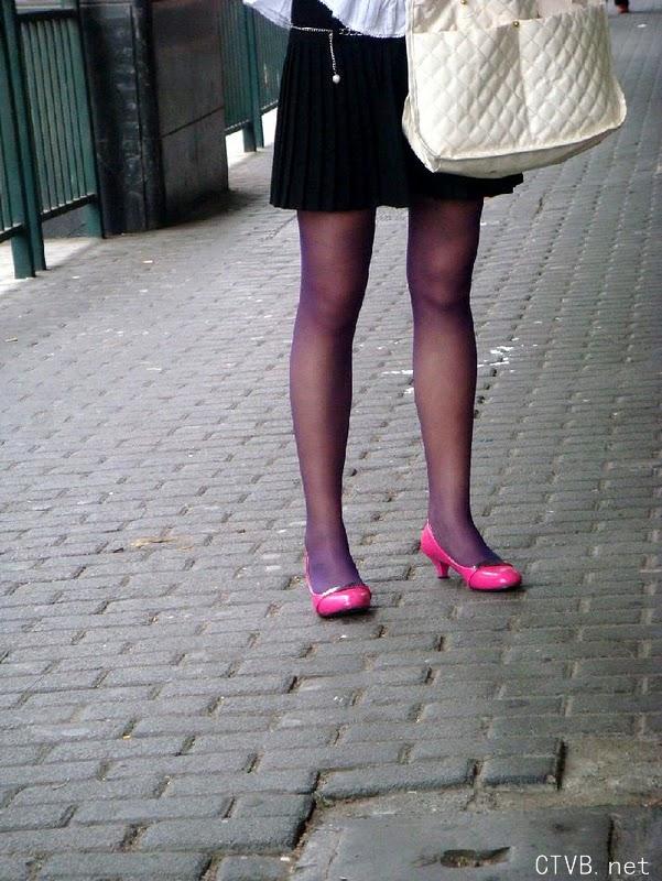 美腿走光 - 雨天跟拍街头超薄紫丝超惹火身材 - 11.jpg