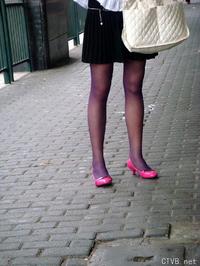 美腿走光 - 雨天跟拍街头超薄紫丝超惹火身材 - 11.jpg