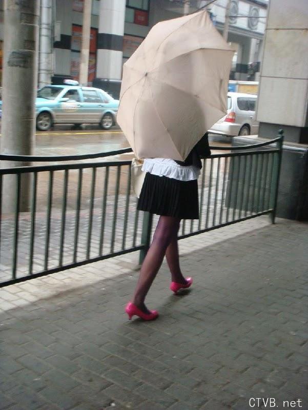 美腿走光 - 雨天跟拍街头超薄紫丝超惹火身材 - 13.jpg