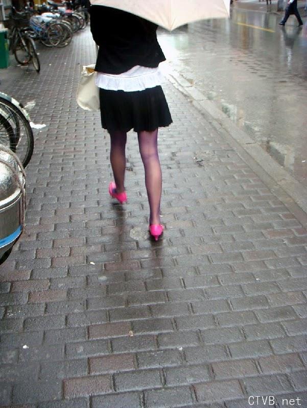美腿走光 - 雨天跟拍街头超薄紫丝超惹火身材 - 17.jpg