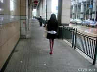美腿走光 - 雨天跟拍街头超薄紫丝超惹火身材 - 2.jpg
