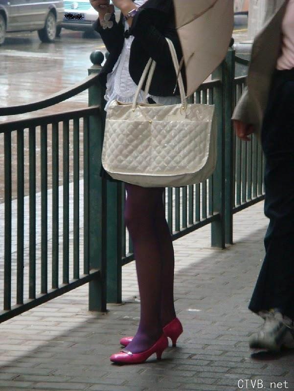 美腿走光 - 雨天跟拍街头超薄紫丝超惹火身材 - 3.jpg