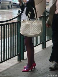 美腿走光 - 雨天跟拍街头超薄紫丝超惹火身材 - 3.jpg