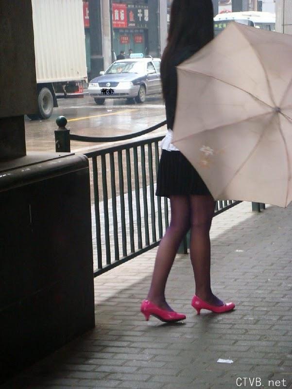 美腿走光 - 雨天跟拍街头超薄紫丝超惹火身材 - 14.jpg