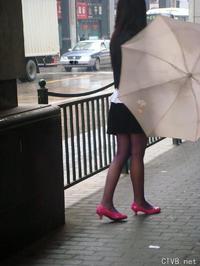 美腿走光 - 雨天跟拍街头超薄紫丝超惹火身材 - 14.jpg