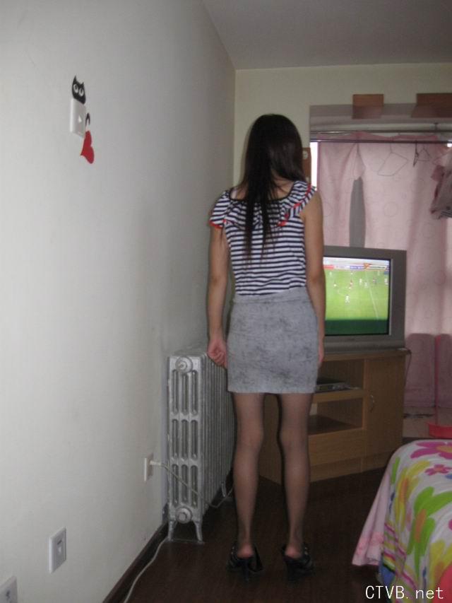 美腿走光 - 90后小妹居家诱惑黑丝自拍，high得很 - 3.jpg