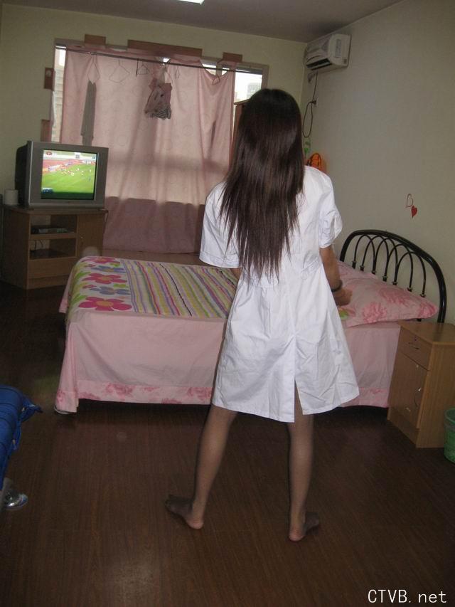 美腿走光 - 90后小妹居家诱惑黑丝自拍，high得很 - 1.jpg