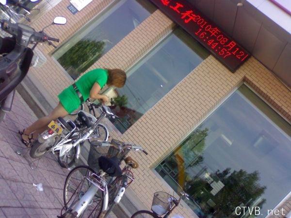 美腿走光 - 强烈cd银行取钱的女人 - 11.jpg