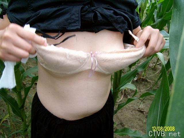 美腿走光 - 偷拍熟女野外解手 - 1.jpg