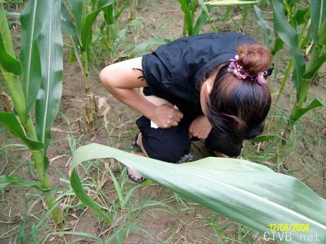 美腿走光 - 偷拍熟女野外解手 - 4.jpg