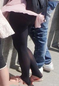 美腿走光 - 街拍风儿吹起了黑丝MM的裙子 - 6.jpg