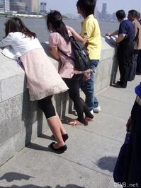 美腿走光 - 街拍风儿吹起了黑丝MM的裙子 - 20.jpg
