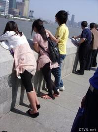 美腿走光 - 街拍风儿吹起了黑丝MM的裙子 - 15.jpg