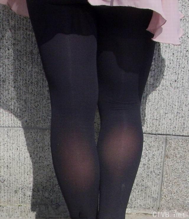 美腿走光 - 街拍风儿吹起了黑丝MM的裙子 - 10.jpg