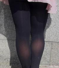 美腿走光 - 街拍风儿吹起了黑丝MM的裙子 - 10.jpg