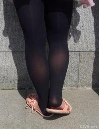 美腿走光 - 街拍风儿吹起了黑丝MM的裙子 - 9.jpg