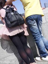 美腿走光 - 街拍风儿吹起了黑丝MM的裙子 - 19.jpg