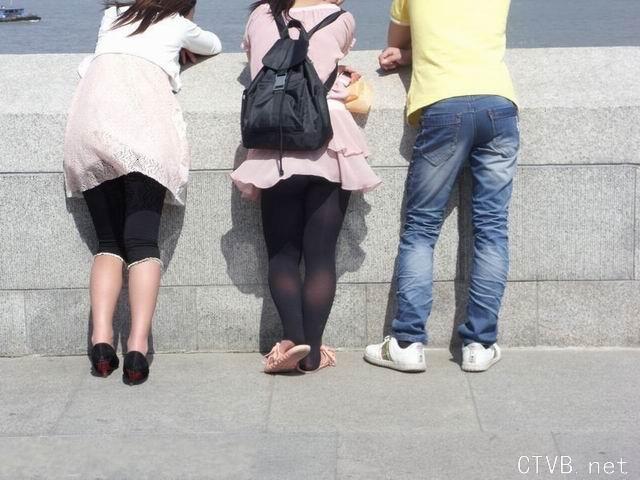 美腿走光 - 街拍风儿吹起了黑丝MM的裙子 - 5.jpg