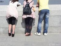 美腿走光 - 街拍风儿吹起了黑丝MM的裙子 - 5.jpg