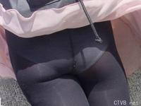 美腿走光 - 街拍风儿吹起了黑丝MM的裙子 - 16.jpg