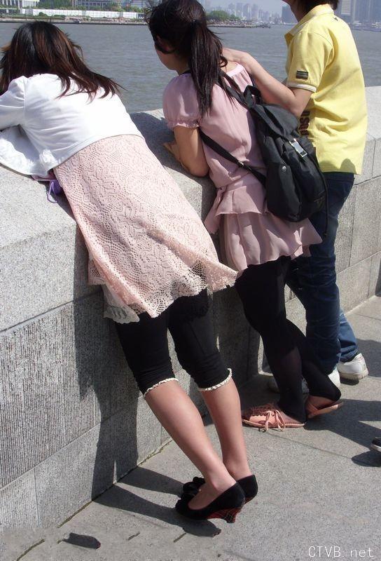 美腿走光 - 街拍风儿吹起了黑丝MM的裙子 - 4.jpg