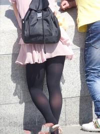 美腿走光 - 街拍风儿吹起了黑丝MM的裙子 - 12.jpg