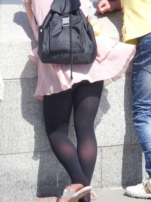 美腿走光 - 街拍风儿吹起了黑丝MM的裙子 - 21.jpg
