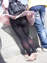 美腿走光 - 街拍风儿吹起了黑丝MM的裙子 - 7.jpg