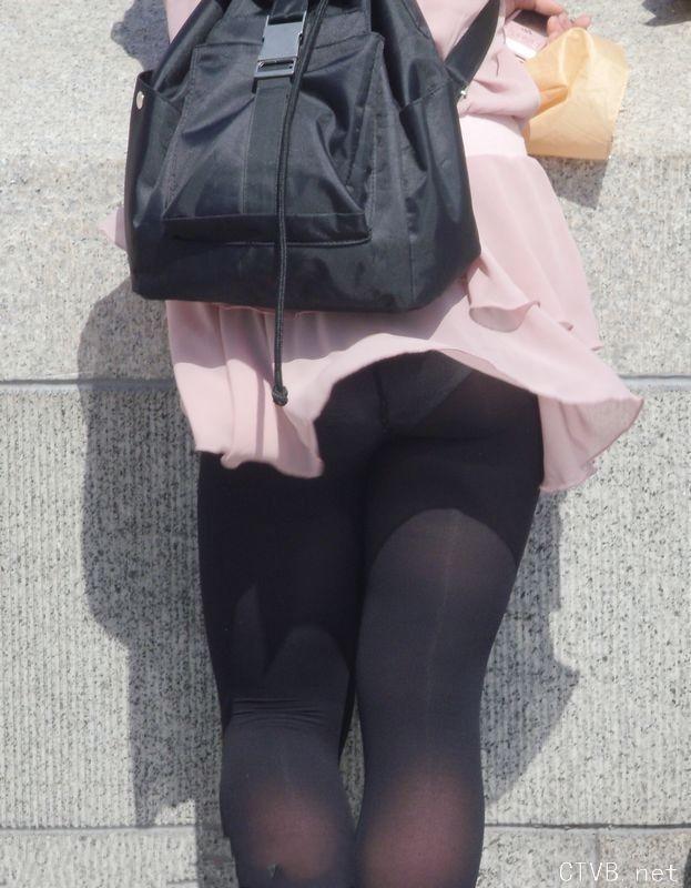 美腿走光 - 街拍风儿吹起了黑丝MM的裙子 - 8.jpg