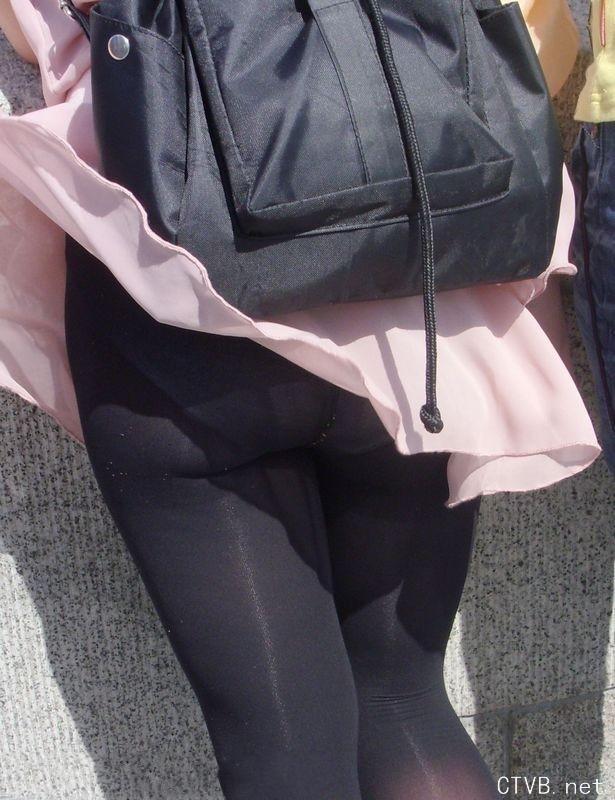 美腿走光 - 街拍风儿吹起了黑丝MM的裙子 - 1.jpg