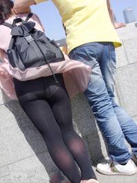 美腿走光 - 街拍风儿吹起了黑丝MM的裙子 - 11.jpg