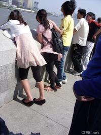 美腿走光 - 街拍风儿吹起了黑丝MM的裙子 - 2.jpg