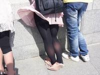 美腿走光 - 街拍风儿吹起了黑丝MM的裙子 - 3.jpg