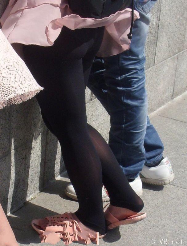 美腿走光 - 街拍风儿吹起了黑丝MM的裙子 - 18.jpg