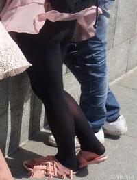 美腿走光 - 街拍风儿吹起了黑丝MM的裙子 - 18.jpg