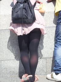 美腿走光 - 街拍风儿吹起了黑丝MM的裙子 - 14.jpg