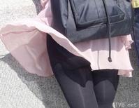 美腿走光 - 街拍风儿吹起了黑丝MM的裙子 - 17.jpg