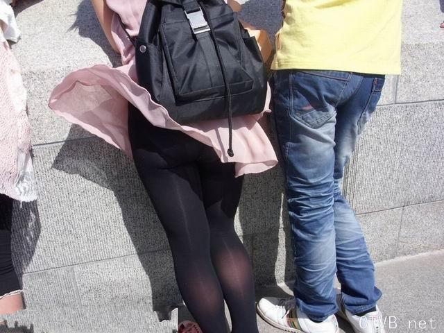 美腿走光 - 街拍风儿吹起了黑丝MM的裙子 - 13.jpg
