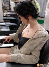 美腿走光 - 美容院的肉丝少妇频频走光 - 1.jpg