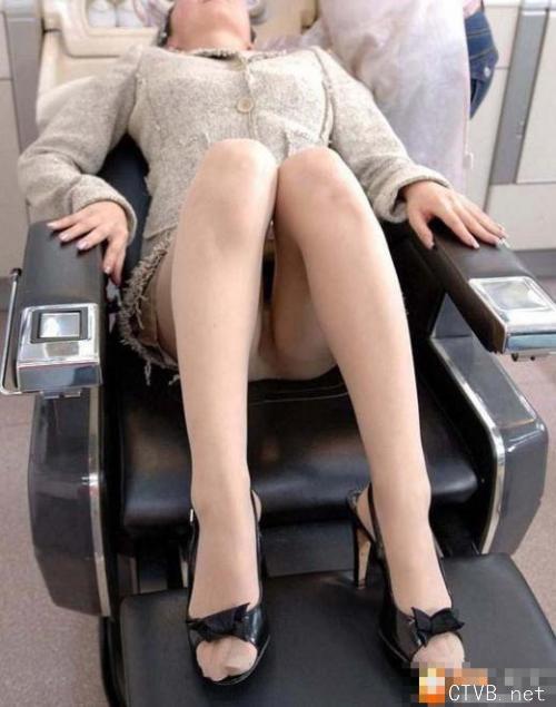 美腿走光 - 美容院的肉丝少妇频频走光 - 2.jpg