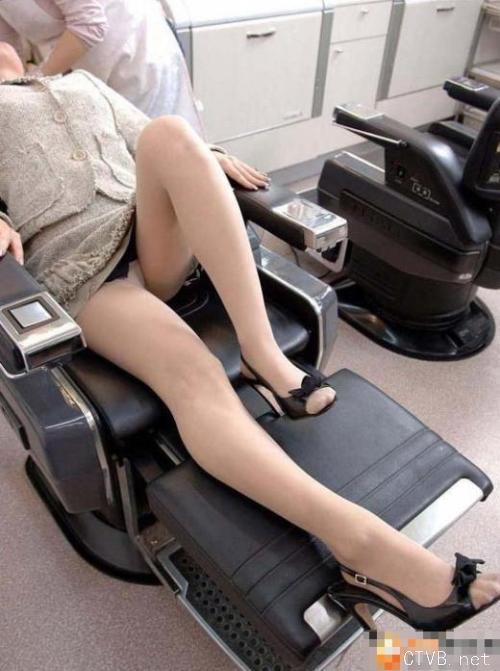 美腿走光 - 美容院的肉丝少妇频频走光 - 8.jpg