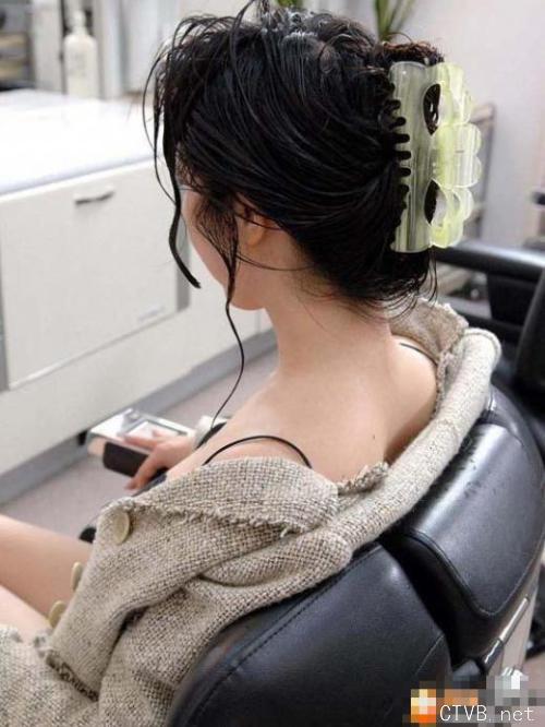 美腿走光 - 美容院的肉丝少妇频频走光 - 7.jpg