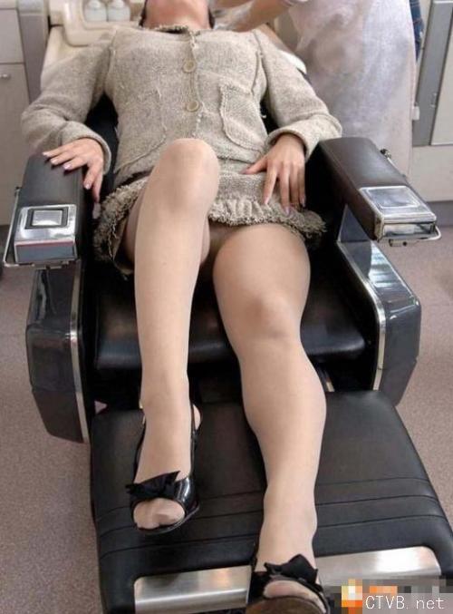 美腿走光 - 美容院的肉丝少妇频频走光 - 14.jpg