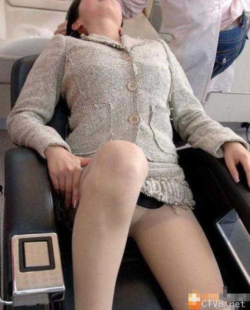 美腿走光 - 美容院的肉丝少妇频频走光 - 10.jpg