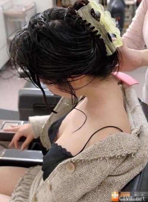 美腿走光 - 美容院的肉丝少妇频频走光 - 11.jpg