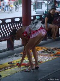 美腿走光 - 街拍----【闹市】一女穿游泳衣逛街 - 2.jpg