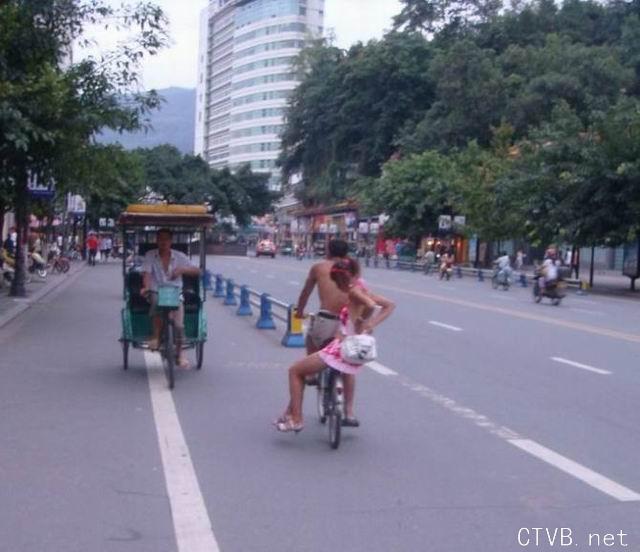 美腿走光 - 街拍----【闹市】一女穿游泳衣逛街 - 1.jpg