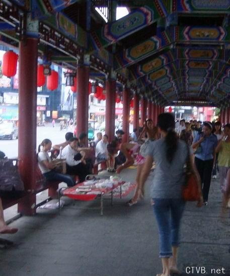 美腿走光 - 街拍----【闹市】一女穿游泳衣逛街 - 4.jpg