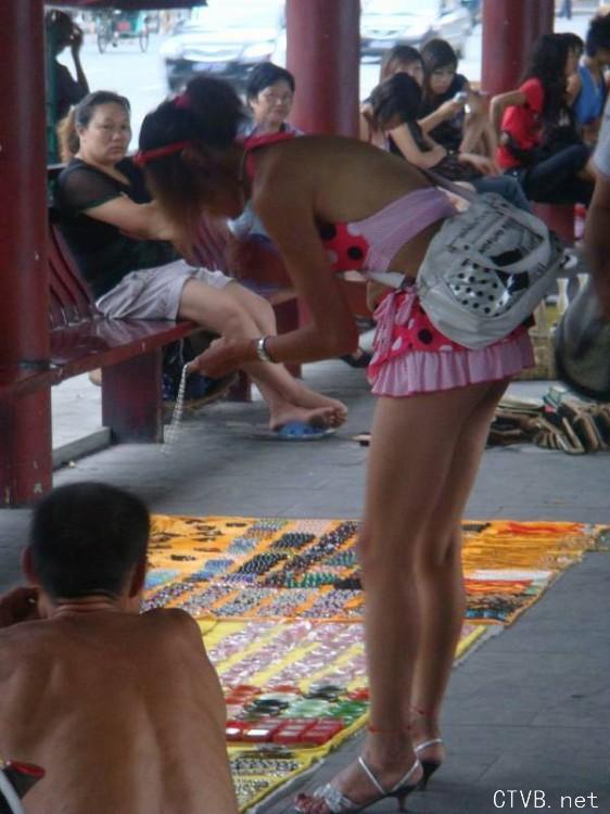 美腿走光 - 街拍----【闹市】一女穿游泳衣逛街 - 3.jpg