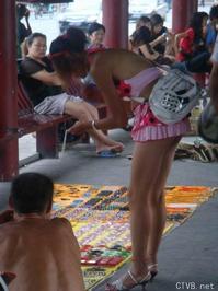 美腿走光 - 街拍----【闹市】一女穿游泳衣逛街 - 3.jpg